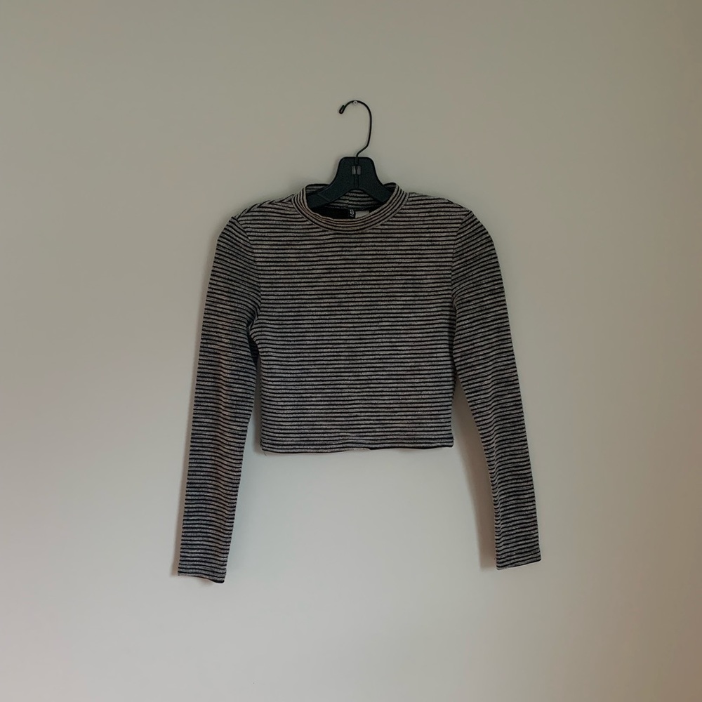 Divided cropped long sleeve top